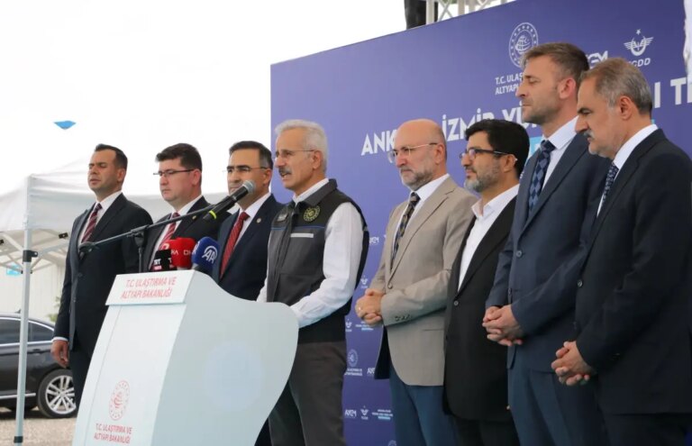 bakan-uraloglu-ankara-izmir-arasi-seyahat-suremiz-35-saate-dusecek-znBgBXV9.jpg
