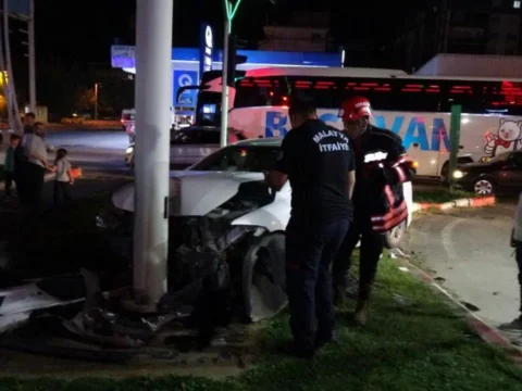 Kaza yapti trambus diregine carpti yarali surucu ambulanstan kacti ga19qGPZ